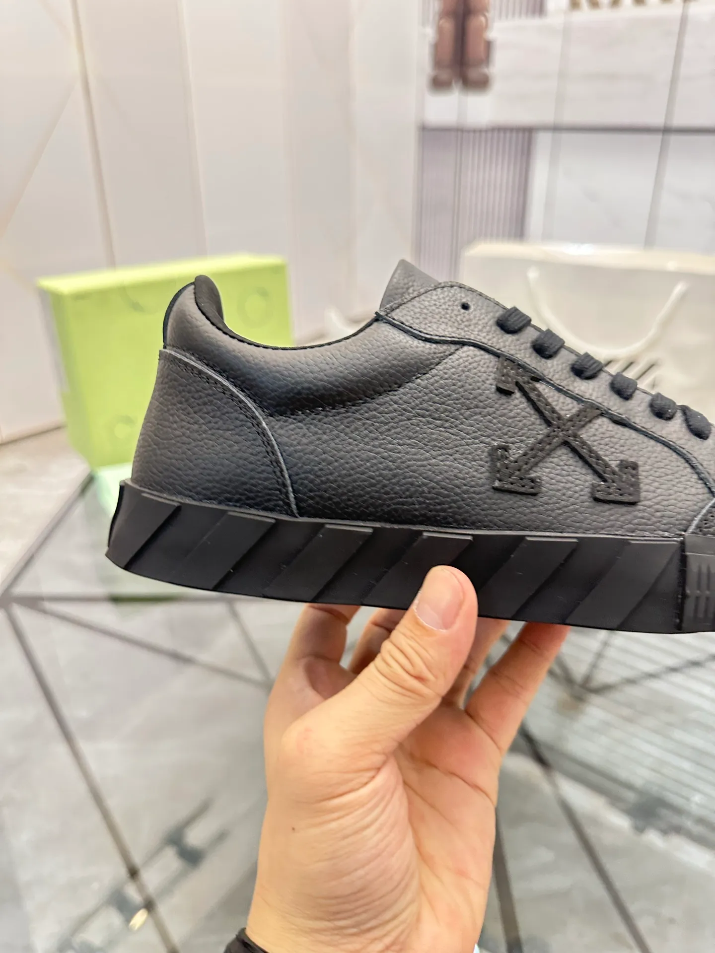 Selling men's shoes 💰: 💰P440¥ Product trademark: OFF WHITE *"OFF WHITE*" low-top casual shoes Regular size: 35-45 (can be customized to 46) Couple style Product material: imported cowhide upper, breathable lining, original outsole. No.: H203